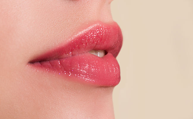 labios en primer plano con gloss
