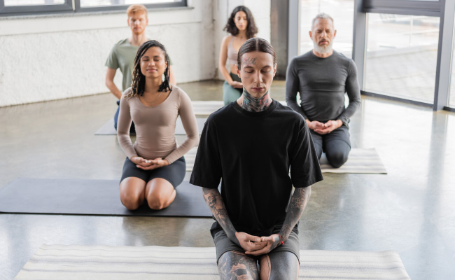 grupo de personas meditando en una clase
