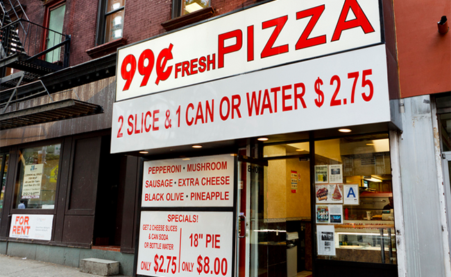 Fachada de una pizzería en plena avenida de Manhattan