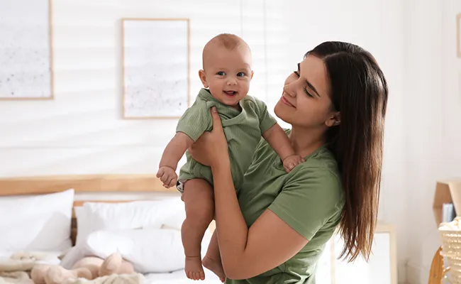 babysitter en estados unidos junto a un bebe