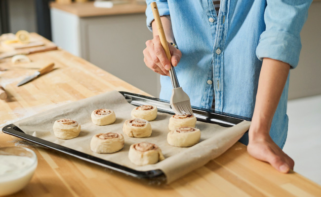 pastelera preparando galletas en su casa