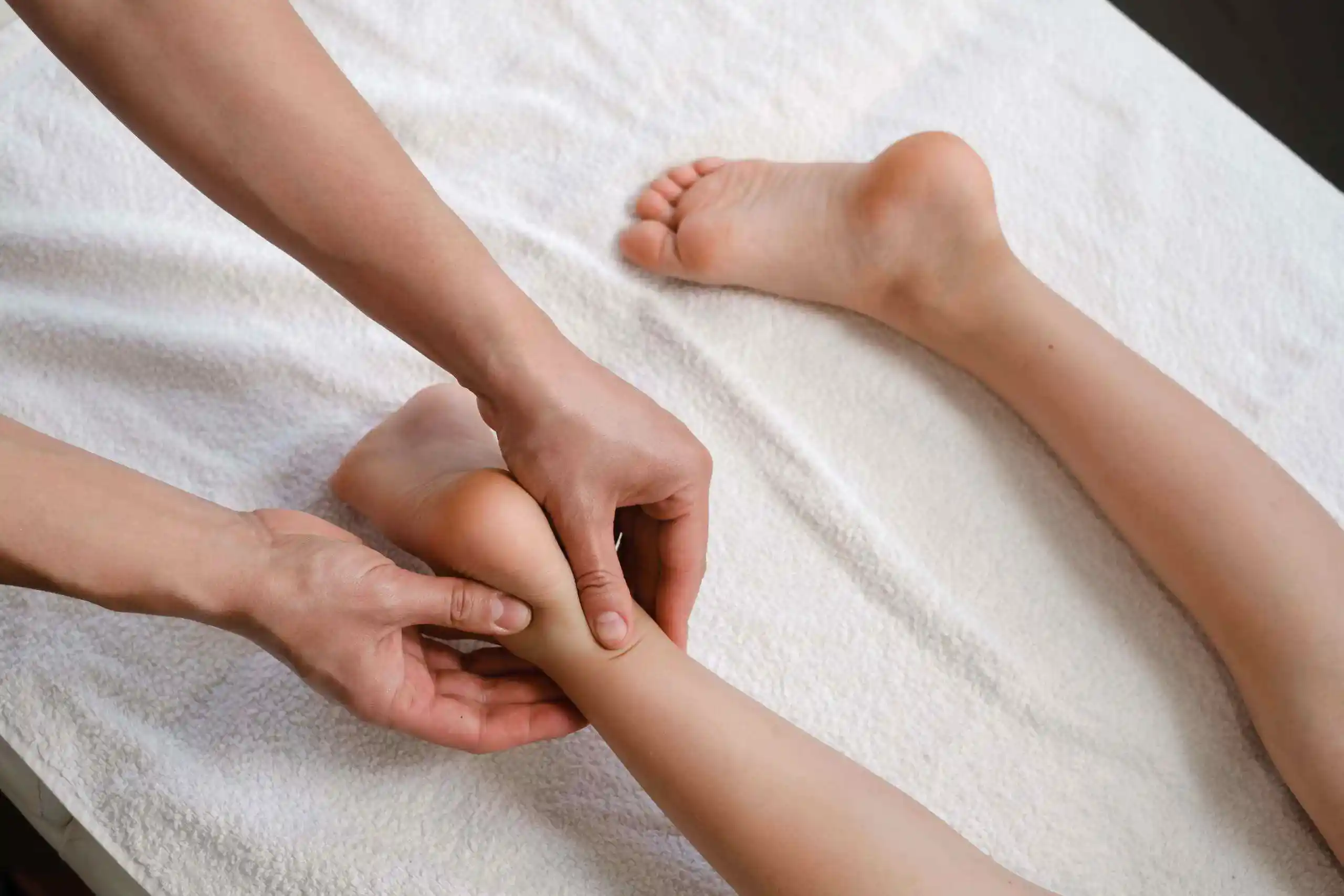 masajista realizando masajes en los pies