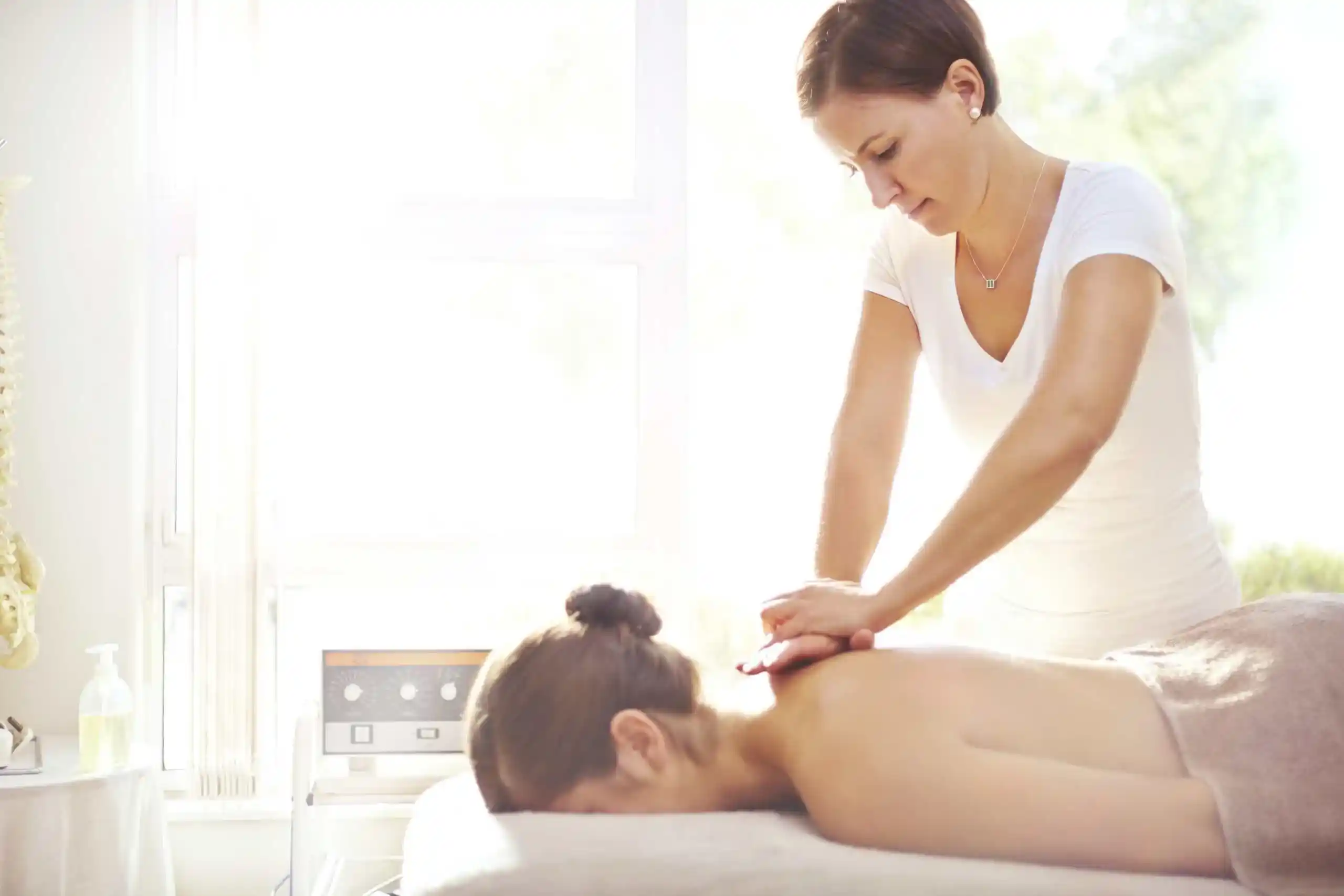 profesional realizando un masaje en una camilla