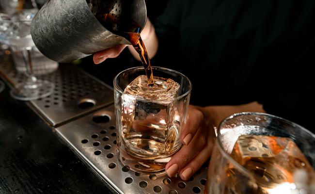 bartender preparando un negroni