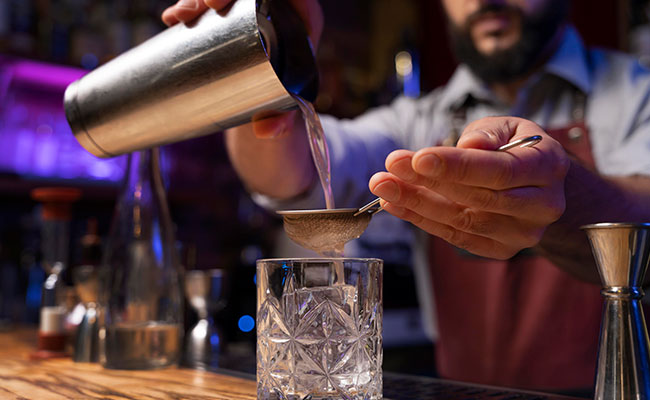 bartender sirviendo un trago