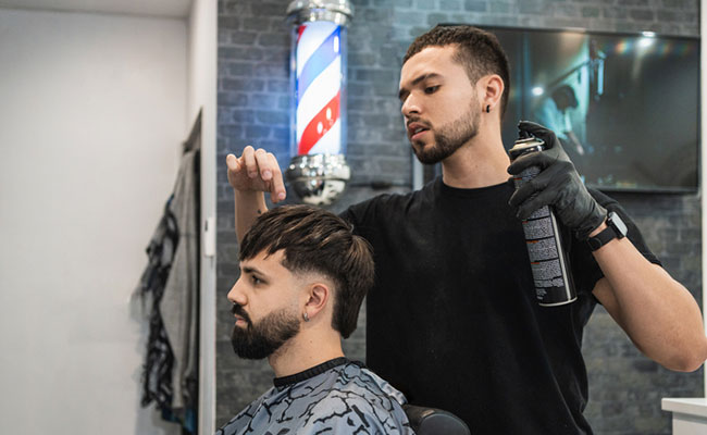 profesional de peluquería atendiendo a un cliente