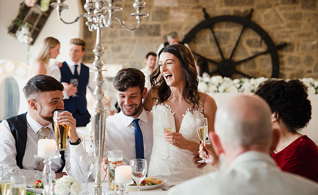 una mesa llena de invitados en una boda