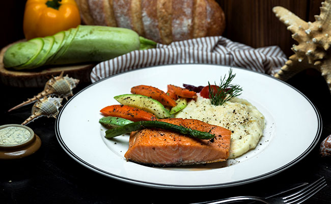 plato de salmon con verduras y legumbres