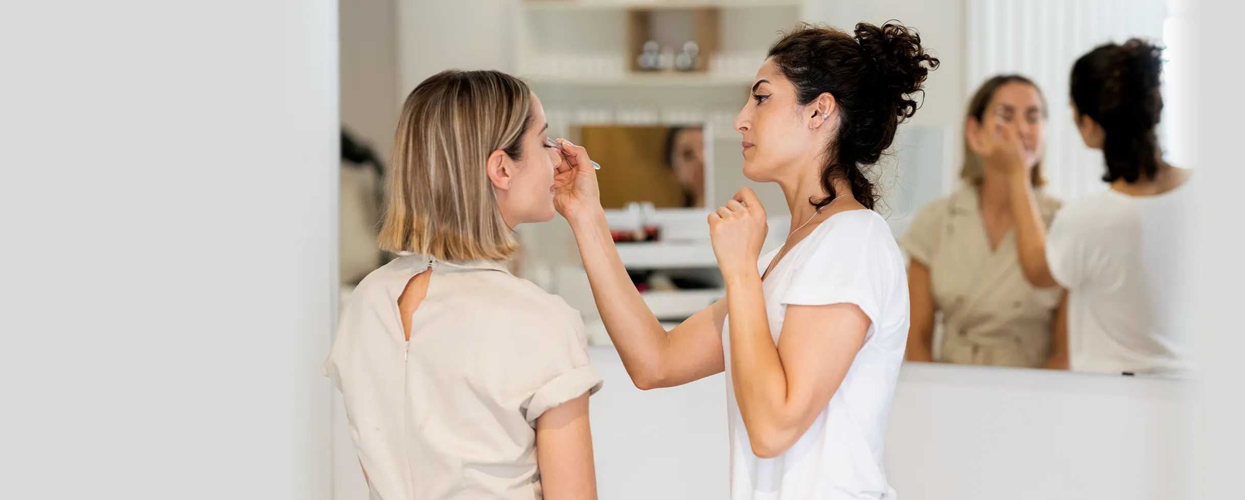 maquilladora profesional trabajando con una clienta