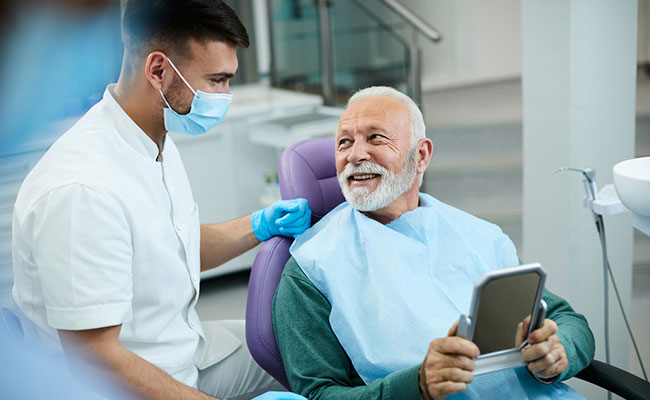 adulto mayor en una consulta odontologica