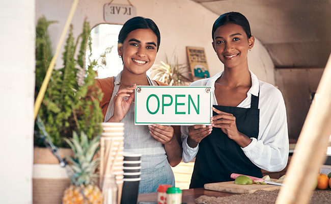 mujeres abriendo su propio negocio