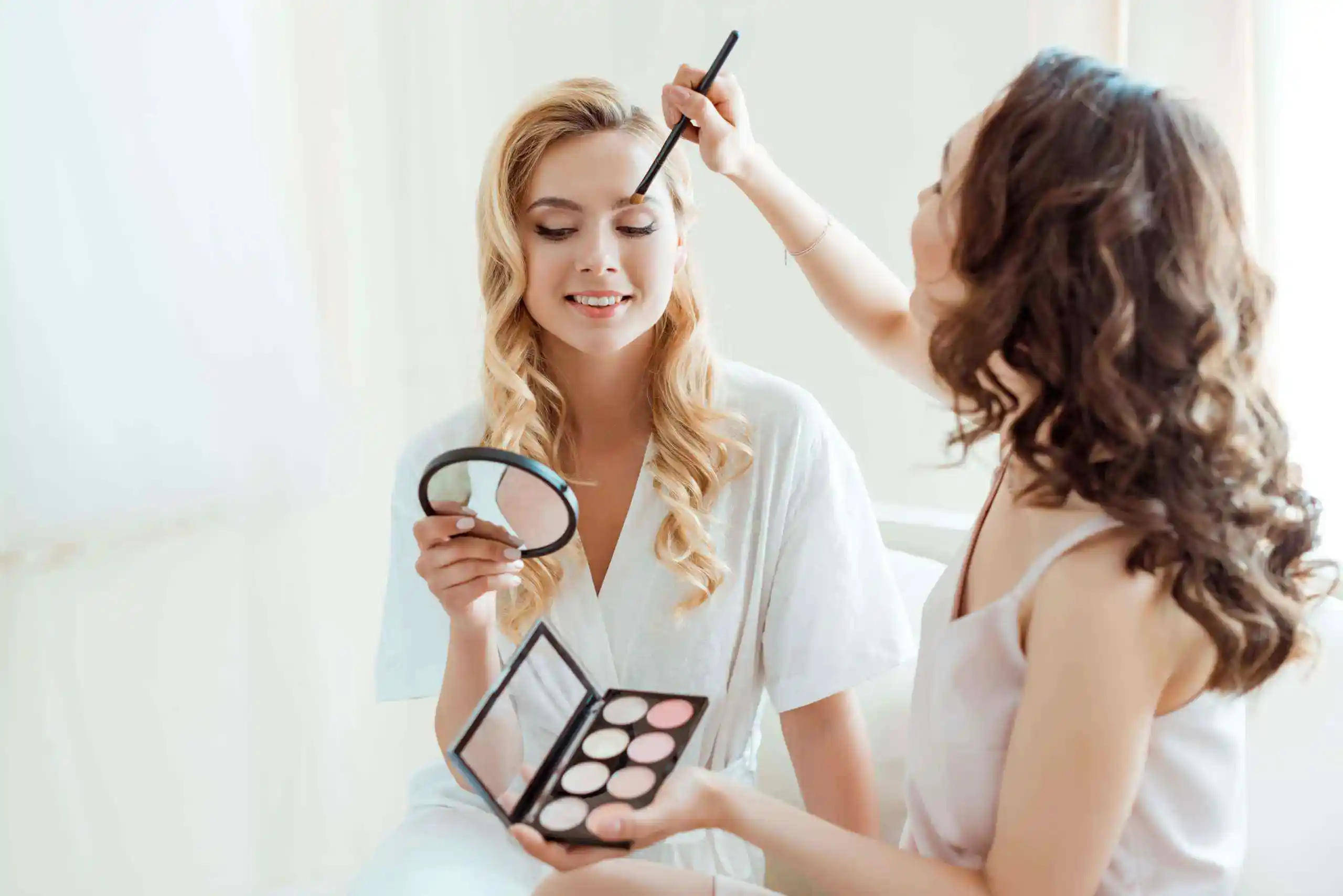 mujer maquillando a su clienta