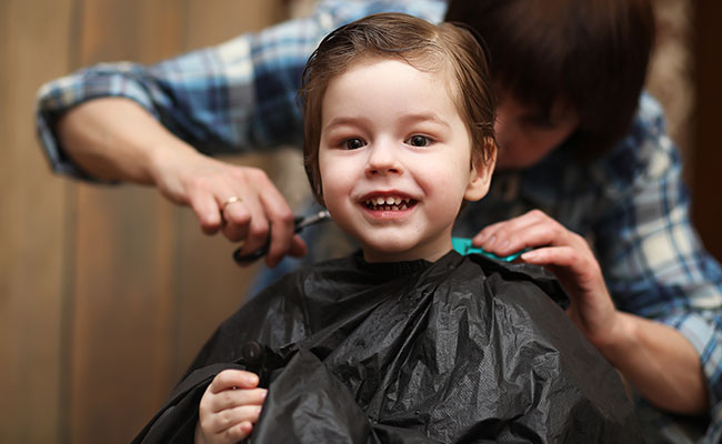 niño pequeño sonriente en la peluqueria