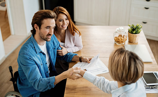 familia latina firmando un contrato de hipoteca