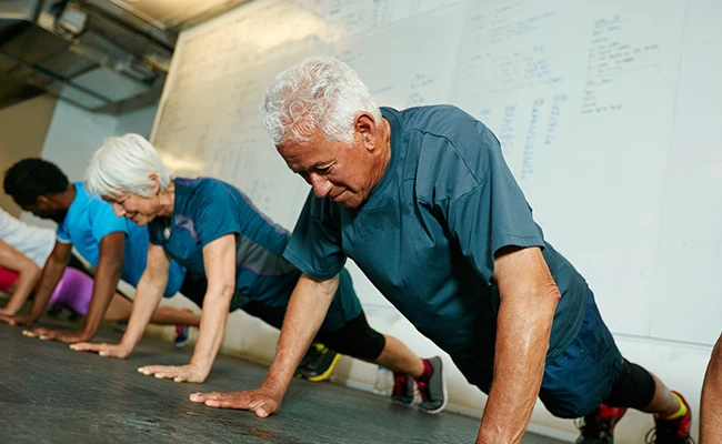 adultos mayores realizando flexiones
