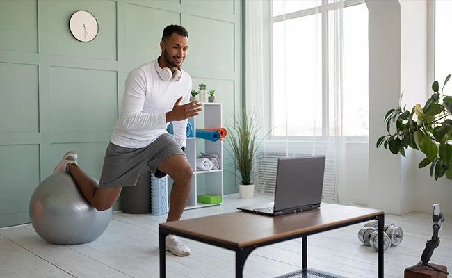 persona realizando ejercicio frente a su computadora