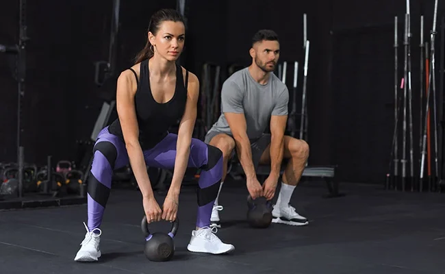 dos personas realizando ejercicios de entrenamiento funcional