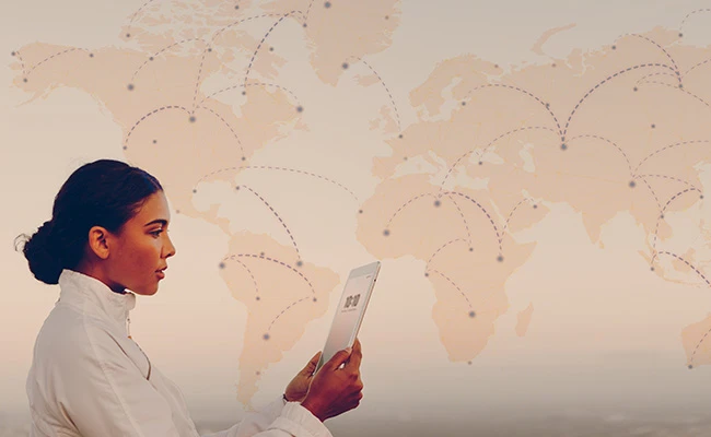 mujer garantizando conexiones internacionales desde su celular