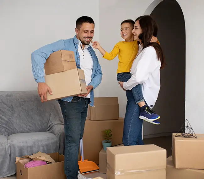 familia mudando cajas a su nuevo hogar