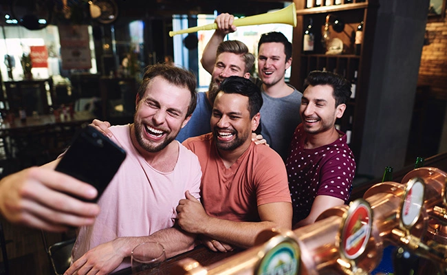 Americanos reunidos en un sports bar