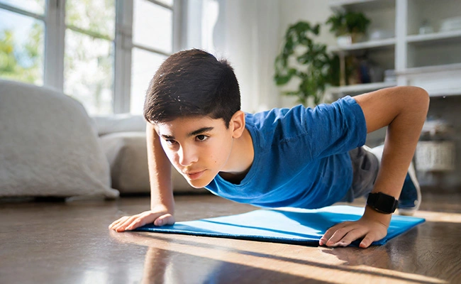 joven adolescente realizando flexiones en su hogar