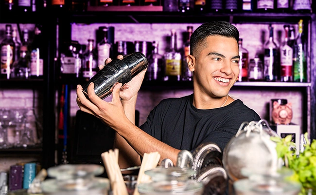 joven latino trabajando de bartender