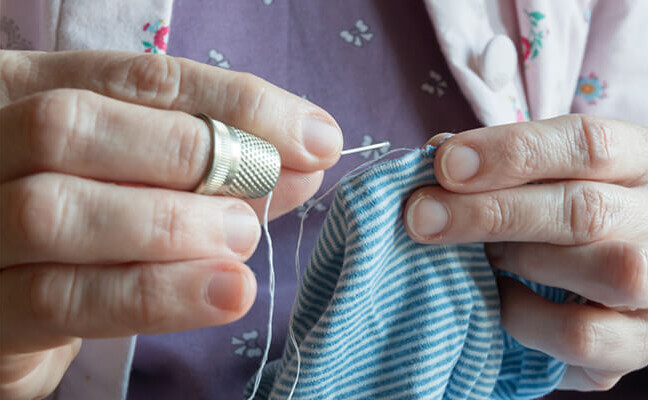 ¿Cómo coser un dobladillo a mano?
