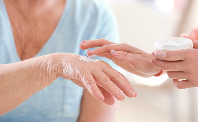 La importancia del cuidado de la piel en el adulto mayor